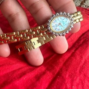 Perfect condition vintage diamond bezel mother of pearl watch